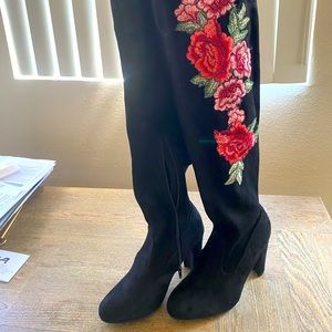 Justfab floral ruse suede black chunky heel boots